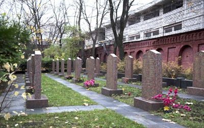 Армянское кладбище - ритуальные венки